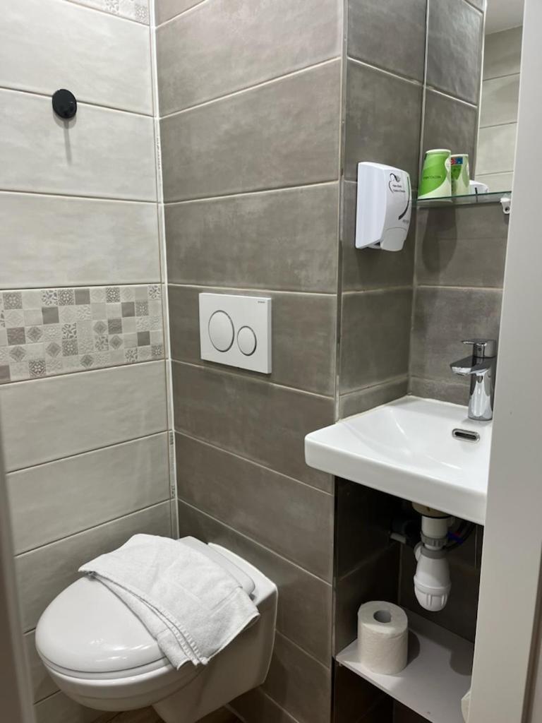 Brit Hotel La Bonne Etape Эврё Экстерьер фото