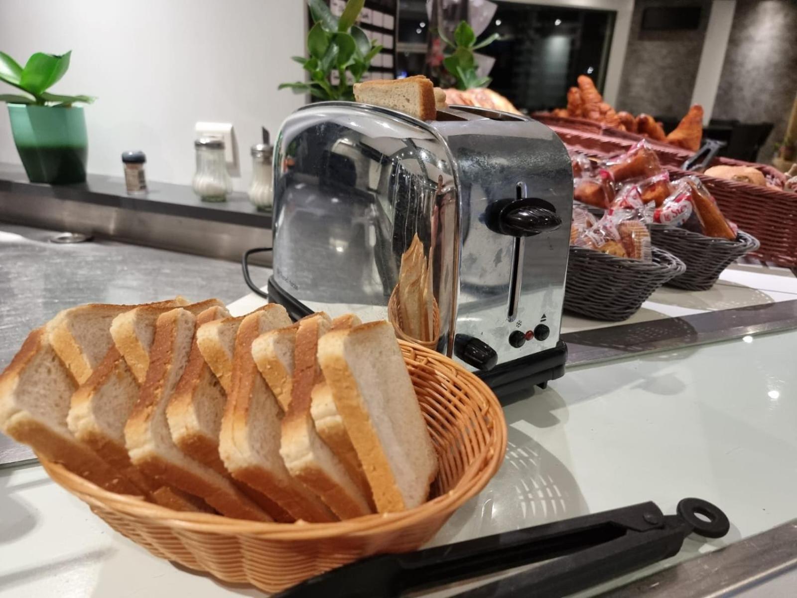 Brit Hotel La Bonne Etape Эврё Экстерьер фото